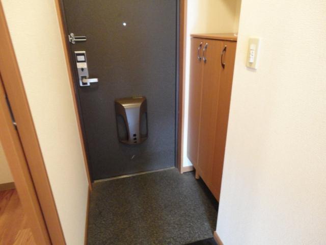 ガーデンヒルズNAKAYAMA壱番館106号室 玄関