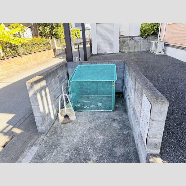 イーストハウスⅡ二ツ宮 ゴミストッカー