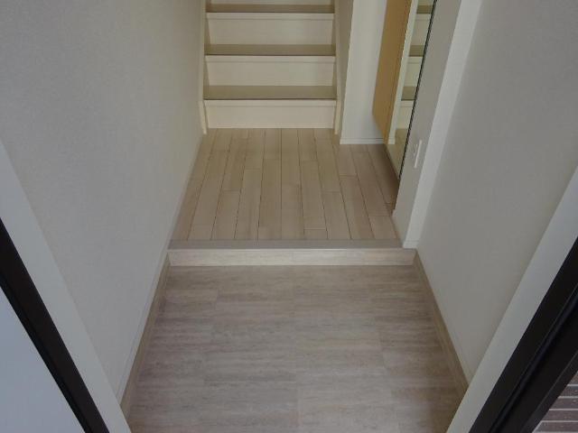 エル・クーレ203号室 玄関