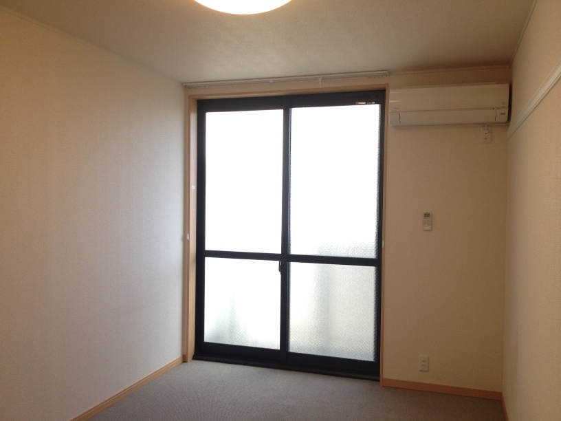 レオパレスエスポワール桜木町 ナチュラルな木目と白を基調とした室内