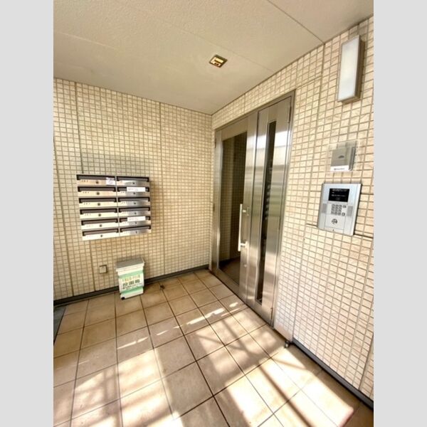 ジュネス西小山101号室 オートロック付きエントランス