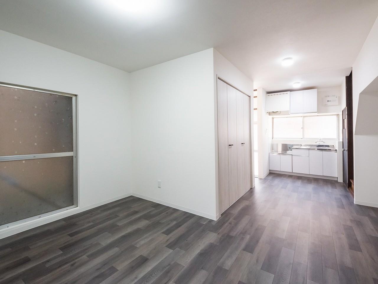 リノベ2階建て戸建・瑞江ハウス　2駅利用可 階段下食器棚・冷蔵庫置き場あり・広々リビング！