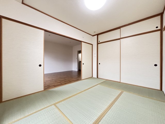 エミネンス和晃Ｂ棟B202号室 和室がひろがる居住スペース