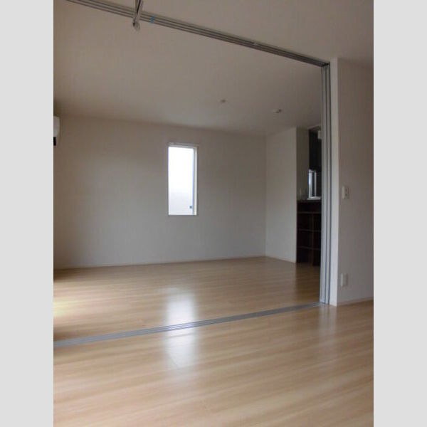 ル・リアン101号室 洋室6帖+LDK12.3帖帖(仕切りのスライド扉を開けた状態です)