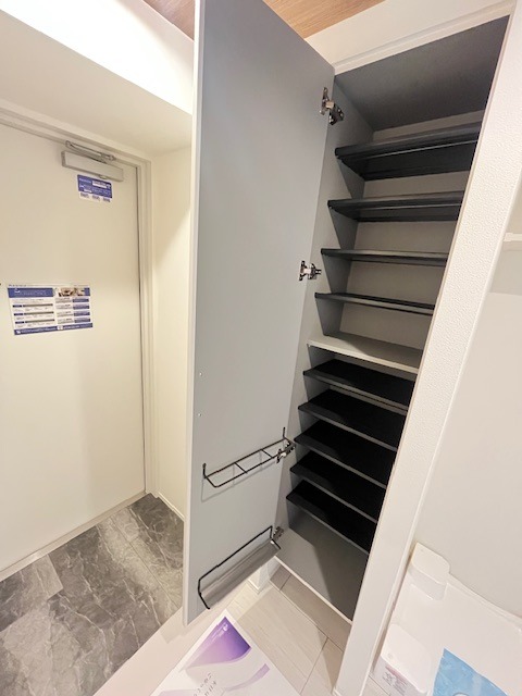 レジディア中目黒Ⅱ2階 収納