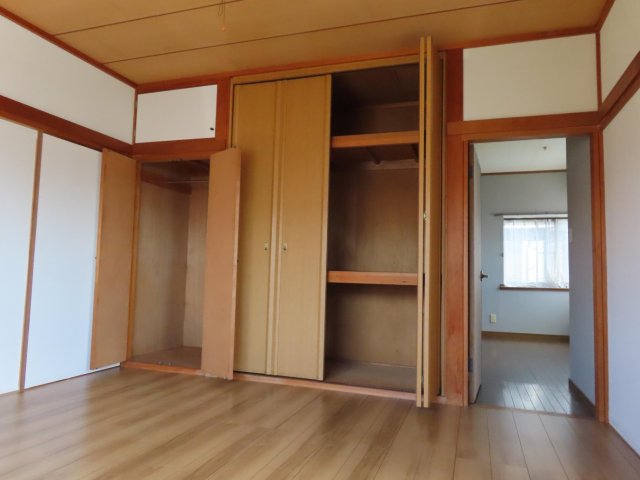 越谷市平方戸建 2階洋室8帖＆洋室5帖／充実の大型収納／エアコン設置済