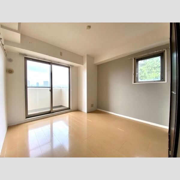 ベース・ブリッジ401号室 二面採光の洋室