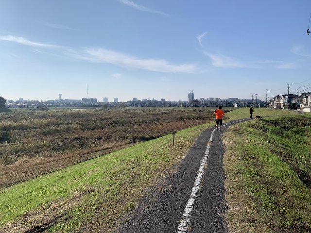 川越戸建て物件 徒歩2分ほどに遊歩道があり、ランニングや散歩に最適です。