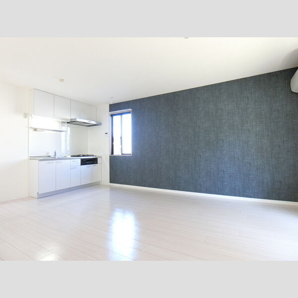 パティオ 一面アクセントクロス施工でおしゃれLDK