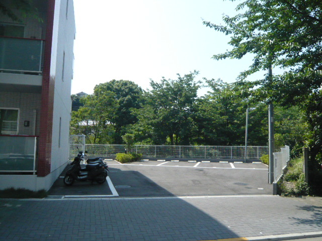 ハーミット高幡0202号室 駐車場