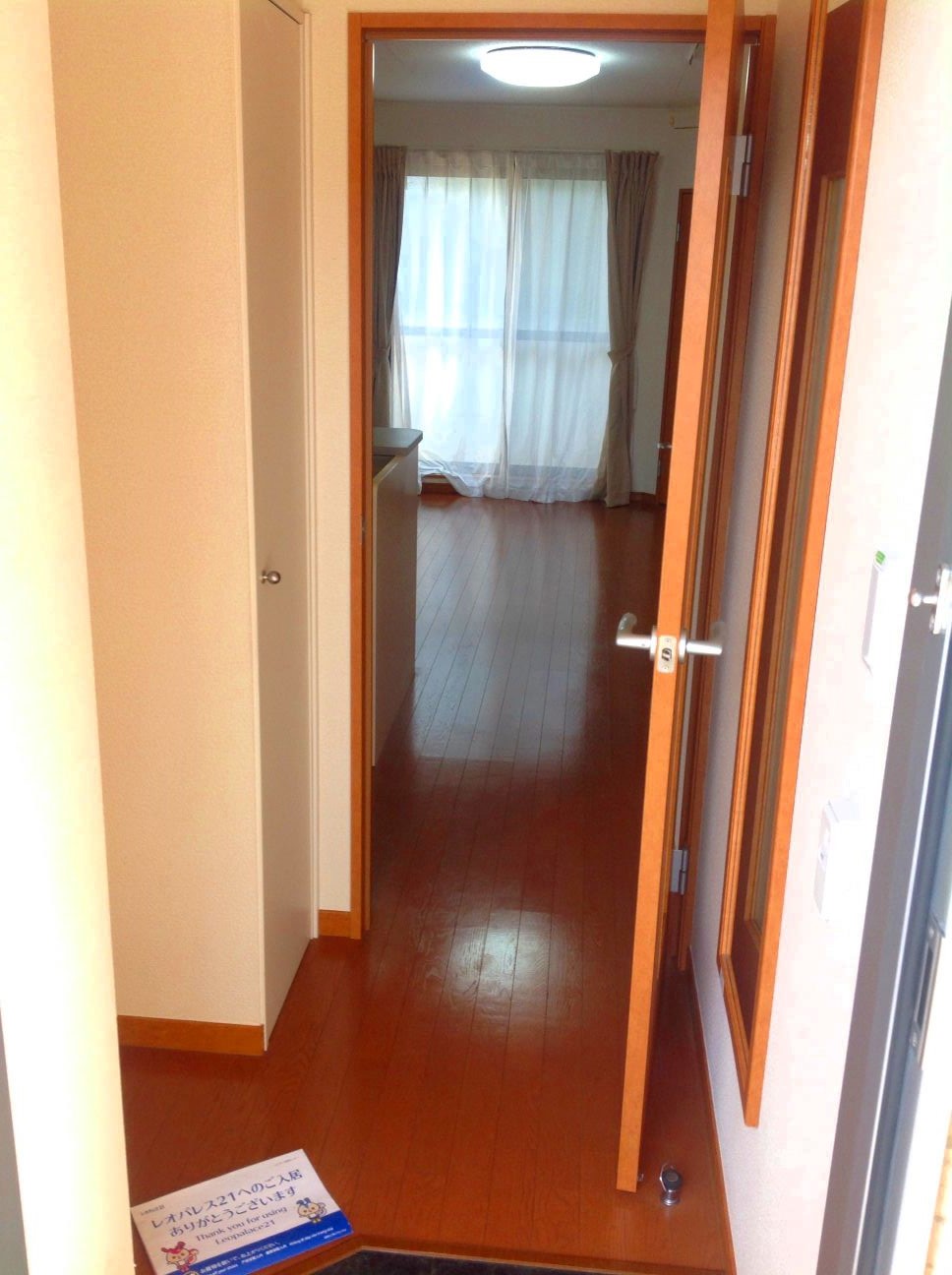 レオパレスフルーハイツ105号室 玄関