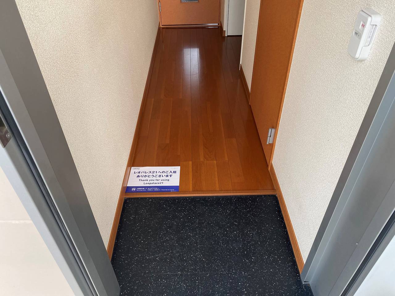 レオパレスセラビ 玄関