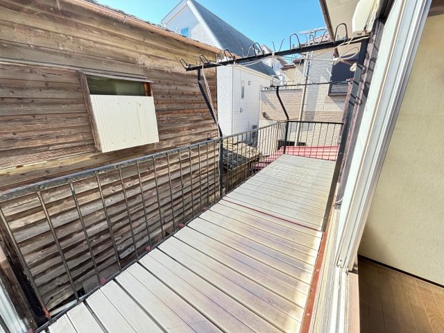 調布市多摩川３丁目の戸建 2階に広々としたベランダ。