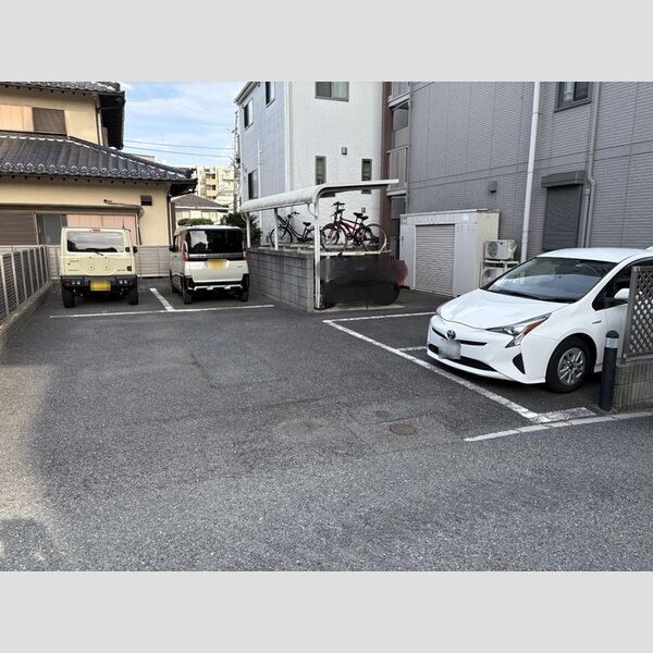 Sun Heights 駐車場