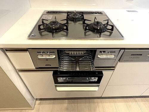 王子飛鳥山ザ・ファーストタワー＆レジデンス　タワー棟17階 ３口ガスコンロ　※内装後2022年8月撮影の写真