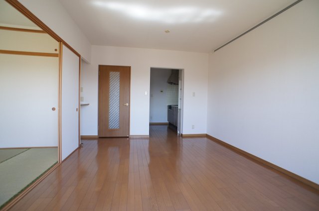 フロイデ勝田台壱番館 リビングです