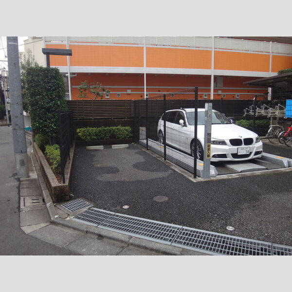 カスタリア目白 駐車場