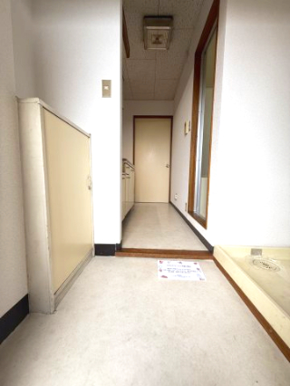 Fビル 玄関
