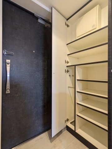 レグゼ王子神谷301号室 収納