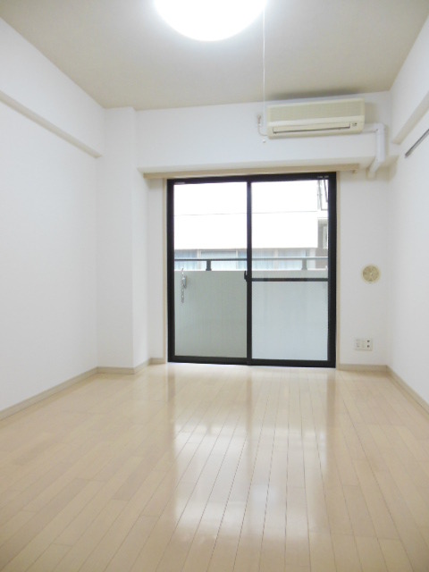 ガラ・シティ横浜西口 照明付の明るい室内