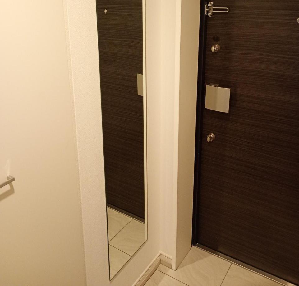 ハーモニーレジデンス中野富士見町 外出前の身だしなみ用姿見鏡、玄関照明は自動点灯設定可