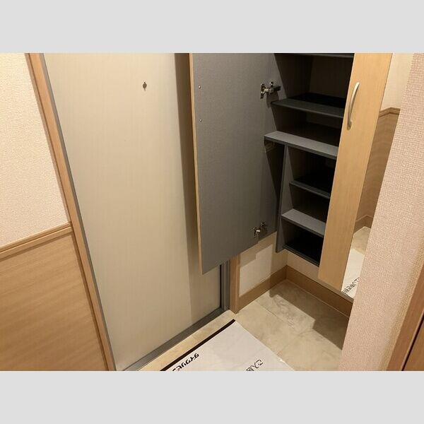 ラフィネフィオーレ103号室 玄関