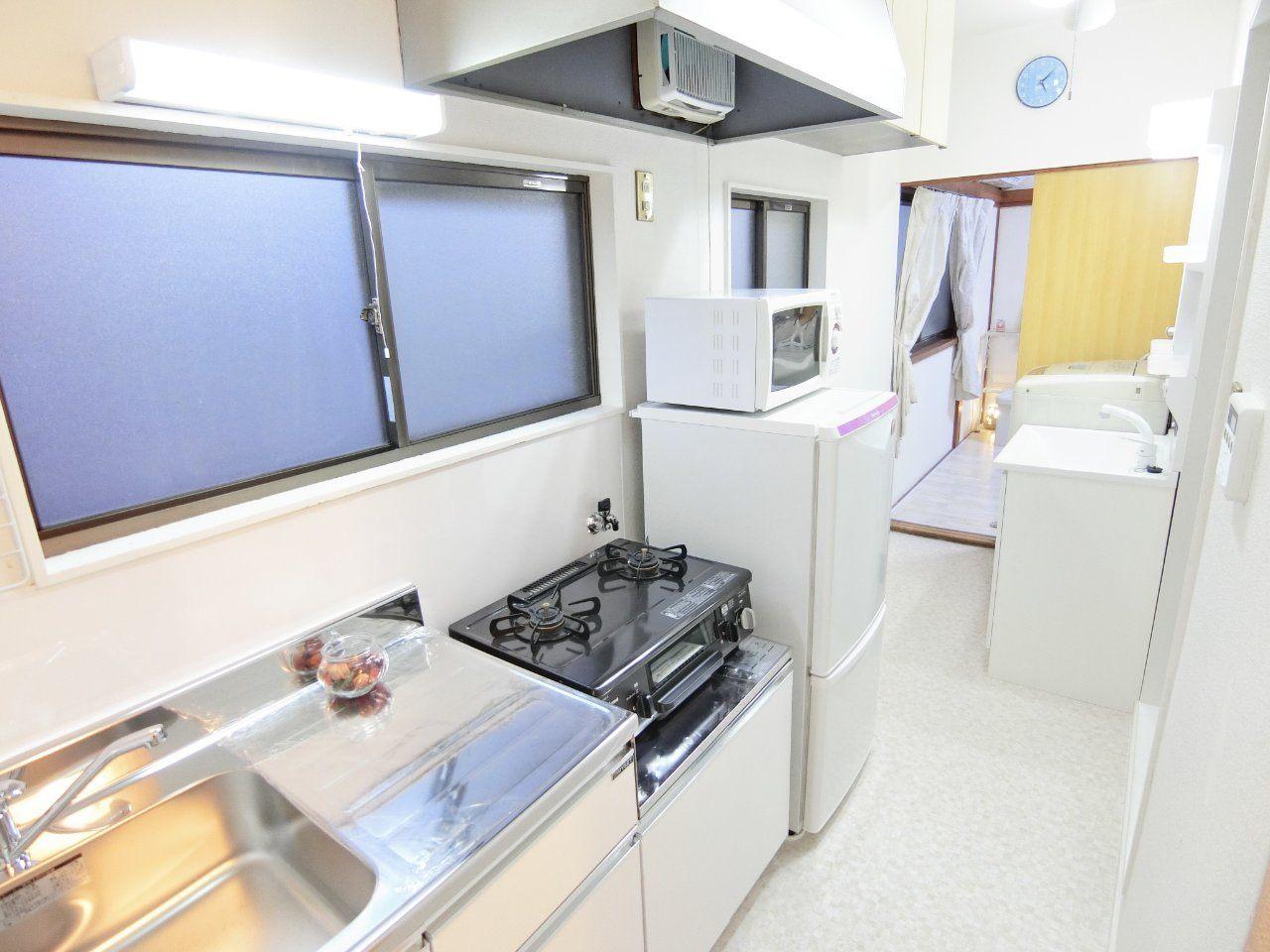 サンホワイト フルリフォームで窓2面の明るい白くて広々のキッチンは快適