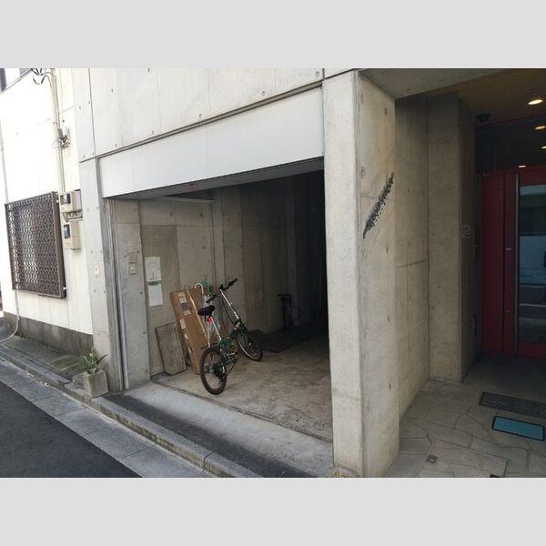 ロッソポルタ 建物左側シャッター内に駐輪可能(1台)