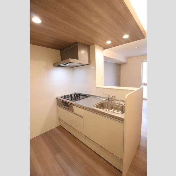 セジュール春日町2 三口ガスコンログリル付システムキッチン