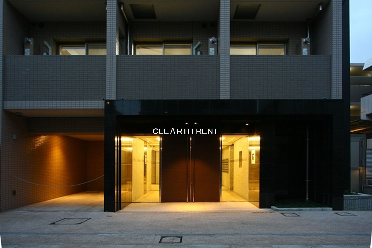 コンシェリア笹塚 ＴＥＲＲＡＣＥ 凛とした佇まいのエントランス。