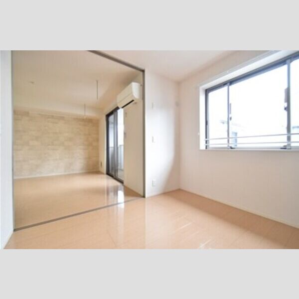 ハイネスA202号室 居室とリビングダイニング