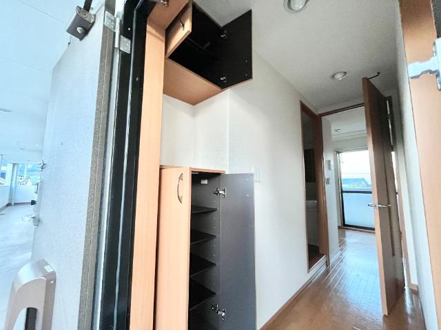 メゾン・ラクウショウ205号室 下駄箱