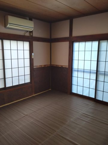 千葉市中央区仁戸名町一戸建て 1階和室8帖、押し入れ付き
