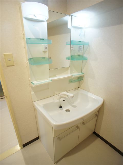 メゾン常磐松 明るい洗面所です