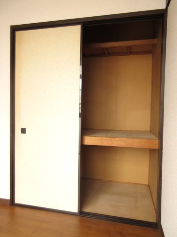 コーポ三晃Ｂ 洋室１　収納　※別号室の参考写真(現況優先・仕様違いの場合あり)