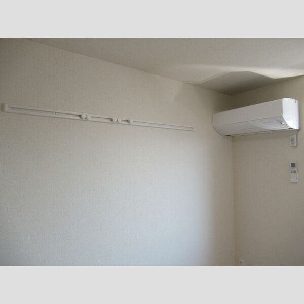 KOCHIA N・S　S棟302号室 ハングバー・エアコン