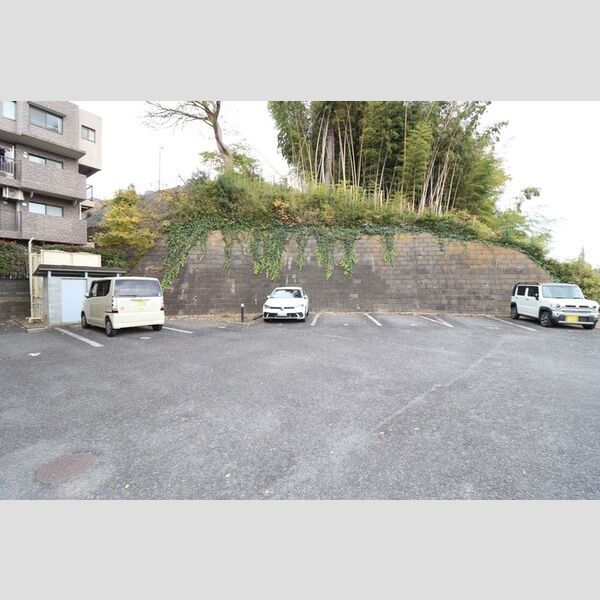 シャタル日吉台 駐車場