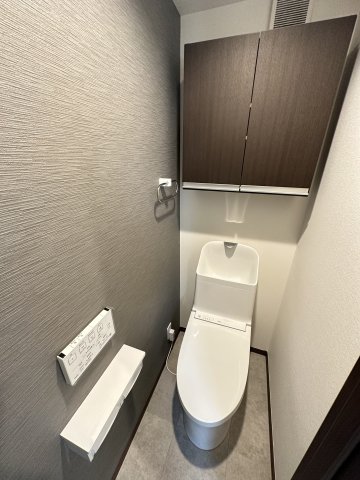 ベイルーム湘南台205号室 温水洗浄便座付き＆便利な収納付きです♪