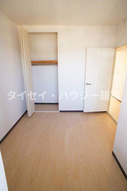 オーシャンビュー参番館0406号室 北側の洋室にも収納あります