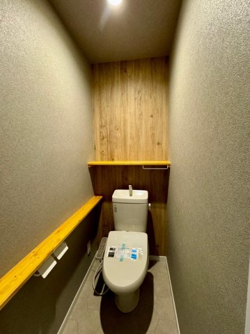北欧ハウス新河岸 落ち着いた色合いのトイレ空間
