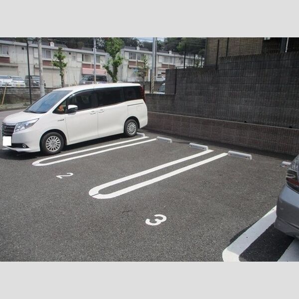 アドバンスコートC 駐車場