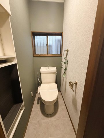 南街6丁目戸建 1階トイレ　温水洗浄便座と収納棚付き