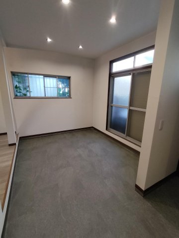 ペットと暮らす土間のある家　流山戸建 土間。用途自由自在な玄関脇。土足もOK、大型趣味用具置きも。