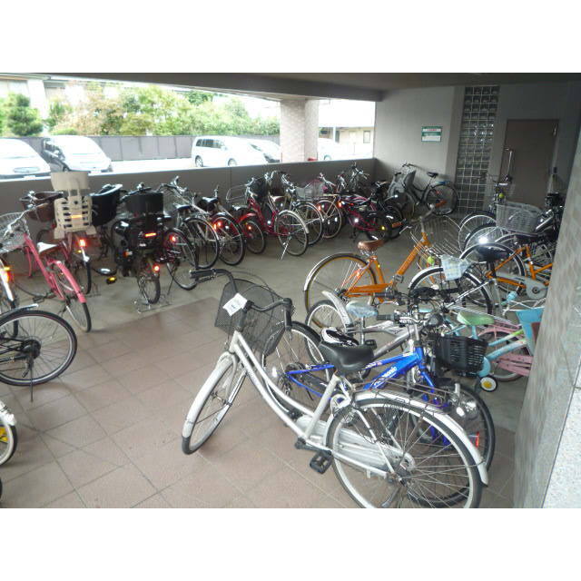 フルールポワール向ヶ丘302号室 駐輪場