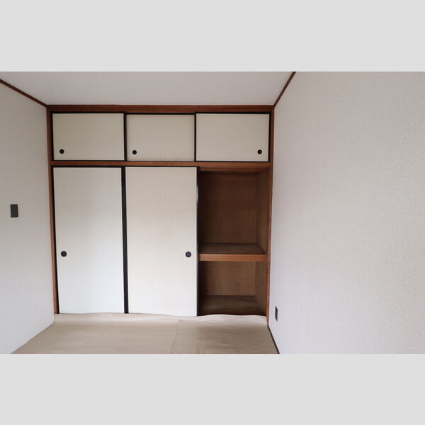 ネオシャルム織戸 押入