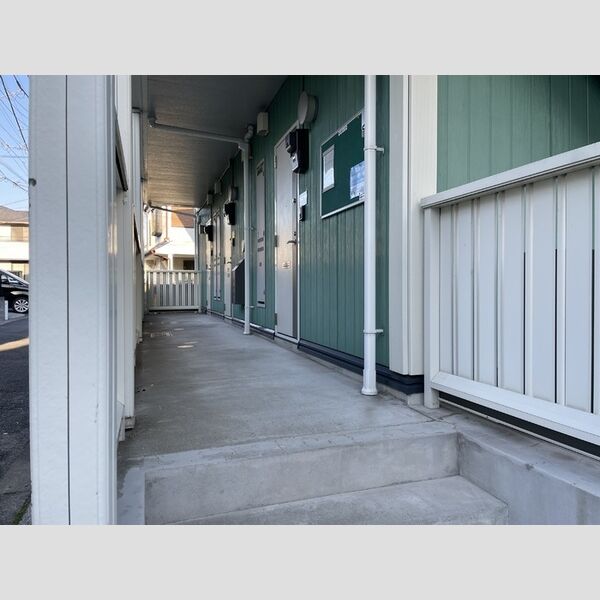 シルヴァンブリーズ101号室 玄関前通路