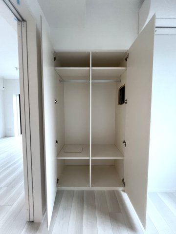 びゅうリエット横浜東神奈川720号室 洋室２　収納　※別号室の参考写真です(現況優先・仕様違いの場合あり)