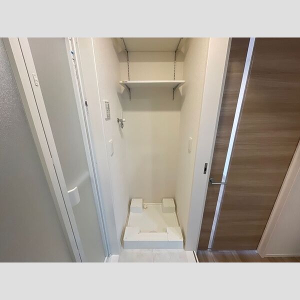 セレスティア西新井 洗濯機上部可動棚