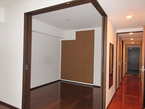 ライオンズ茅ヶ崎ザ・アイランズⅠ街区8階 洋室　約5.0畳　※2021年11月の写真