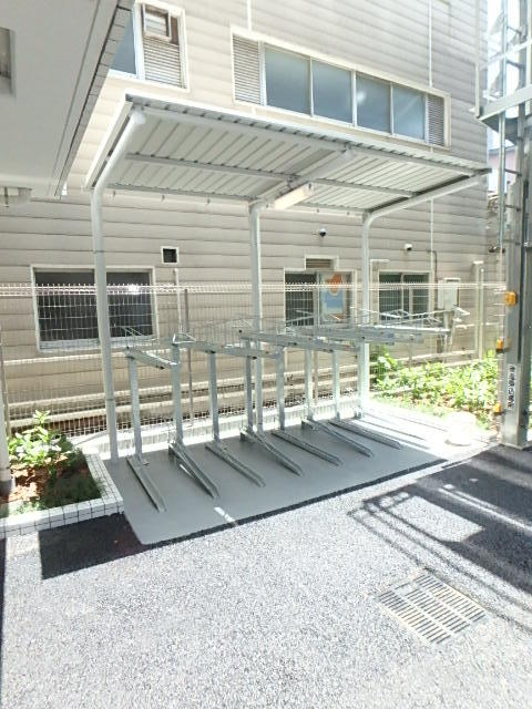 ガーラ・リバーサイド横濱南7階 落ち着きのあるロビーにはカメラ付オートロック完備